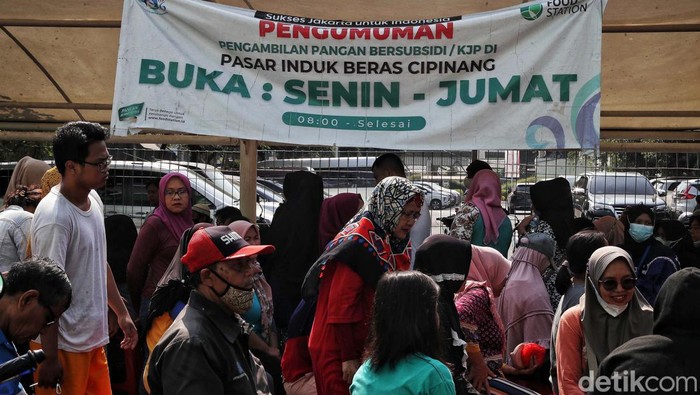 Potret Membludaknya Antrean Pengambilan Sembako Subsidi di Cipinang Pengambilan pangan bersubsidi sudah bisa dilakukan di kawasan Food Station Cipinang, Jaktim, Selasa (12/9/2023). Antrean warga yang ingin melakukan pengambilan pun membludak.