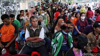 Warga mengantre pendistribusian program pangan bersubsidi di kawasan Food Station Cipinang, Jakarta Timur, Selasa (12/9/2023).  