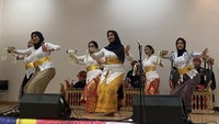 Penampilan ini juga turut didukung para pelajar Indonesia yang juga merupakan penerima beasiswa IISMA di University of Canterbury (IISMA UC) juga berkesempatan menjadi penari pendet maupun pemain gamelan. Alifia Sabila Putri selaku Student Representative IISMA UC menyatakan antusiasme atas keterlibatan mereka pada festival ini. “Sangat bangga sekali bisa menjadi wakil Indonesia dalam festival internasional. Kesempatan ini memberikan kami perasaan pulang ke rumah dan mendekatkan kami dengan budaya Indonesia meskipun sedang berkuliah di luar negeri”, kata Alifia. (Dok PPI Selandia Baru)