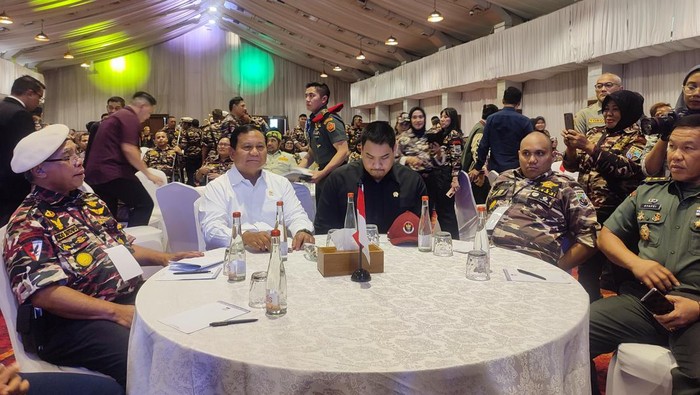 Prabowo (kemeja putih) di acara HUT FKPPI (Wilda/detikcom)