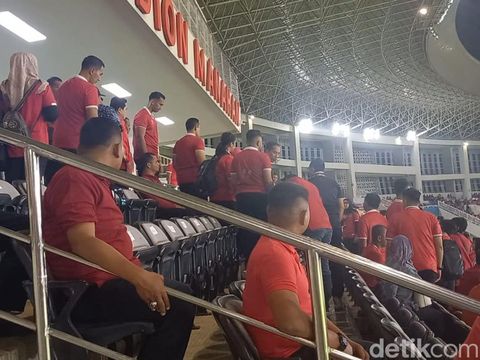 Presiden Jokowi dan putra bungsunya, Kaesang Pangarep, tiba di tribun Stadion Manahan Solo untuk menyaksikan laga Timnas Indonesia U-23 vs Turkmenistan, Selasa (12/9/2023) malam.
