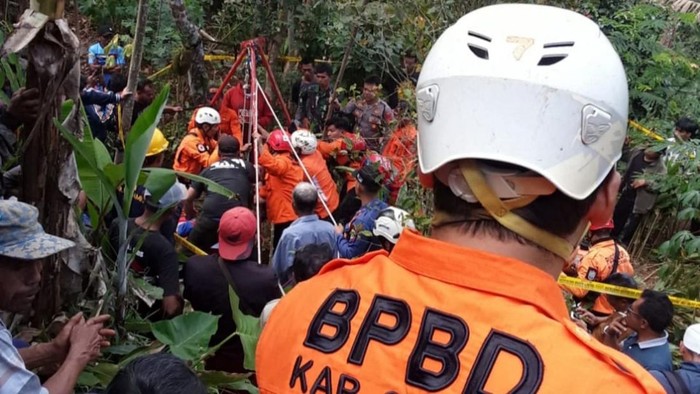 Proses evakuasi pria yang jatuh ke Sumur tua melibatkan BPBD Ciamis, TNI-Polri dan warga setempat.