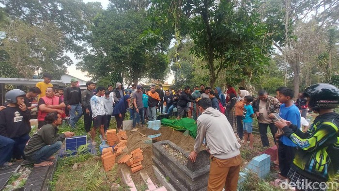 Proses pemakaman pemuda yang tewas dengan luka bacok di bawah jembatan Tasikmalaya.