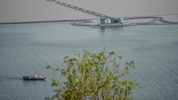 Perahu melintas di samping proyek Pembangkit Listrik Tenaga Surya (PLTS) terapung di Waduk Cirata, Kabupaten Cianjur, Jawa Barat, Selasa (12/9/2023).  