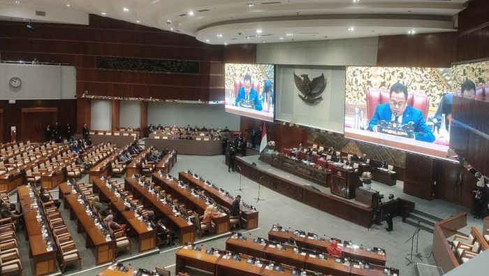 DPR RI menggelar rapat paripurna, Selasa (12/9/2023), untuk membahas pengesahan RUU Pertangungjawaban APBN tahun 2022. Sebanyak 293 anggota DPR disebut menandatangi daftar kehadiran.