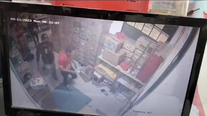 Rekaman CCTV pencurian di sebuah minimarket di Cileungsi, Bogor