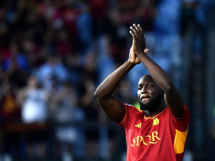 Romas Belgian forward Romelu Lukaku greets the fans prior to the Italian Serie A football match between AS Roma and AC Milan at the Olympic stadium in Rome on September 1, 2023. (Photo by Filippo MONTEFORTE / AFP)