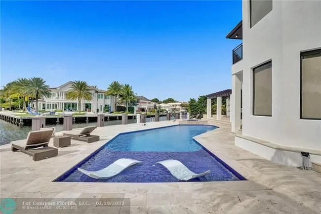 Halaman belakang langsung menghadap Fort Lauderdale. Kalau bosan berenang di kolam renang, bisa langsung menyemplung ke perairan tersebut.  (Foto: Dok. Compass Florida LLC)