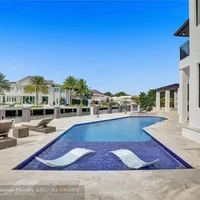 Halaman belakang langsung menghadap Fort Lauderdale. Kalau bosan berenang di kolam renang, bisa langsung menyemplung ke perairan tersebut.  (Foto: Dok. Compass Florida LLC)