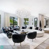 Menurut New York Post, rumah yang memiliki dermaga pribadi tersebut ditebus Messi dengan harga fantastis. Tak tanggung-tanggung, atlet 36 tahun itu merogoh kocek hingga US$ 10,8 juta atau sekitar Rp 166 miliar. (Foto: Dok. Compass Florida LLC)