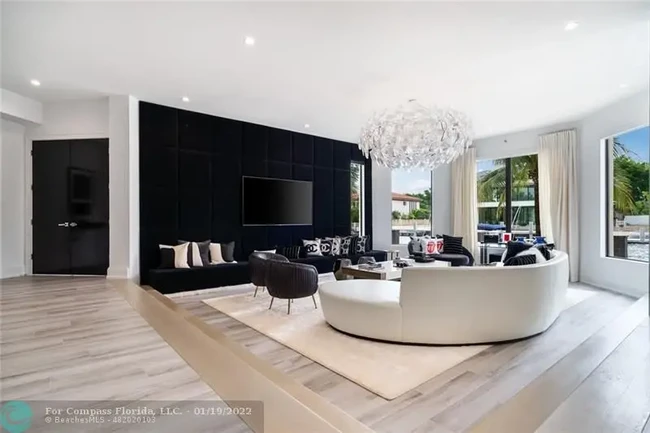 Nuansa monokrom hitam dan putih mendominasi interior rumah. Ada pun desainnya mengusung gaya kontemporer yang mewah. (Foto: Dok. Compass Florida LLC)