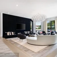 Nuansa monokrom hitam dan putih mendominasi interior rumah. Ada pun desainnya mengusung gaya kontemporer yang mewah. (Foto: Dok. Compass Florida LLC)