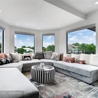 Dibangun pada 1988, rumah ini berdiri di atas lahan seluas 1.780 meter persegi. Rumah yang didesain oleh arsitektur ternama Lori Morris ini pernah diulas di majalah Florida Design. (Foto: Dok. Compass Florida LLC)