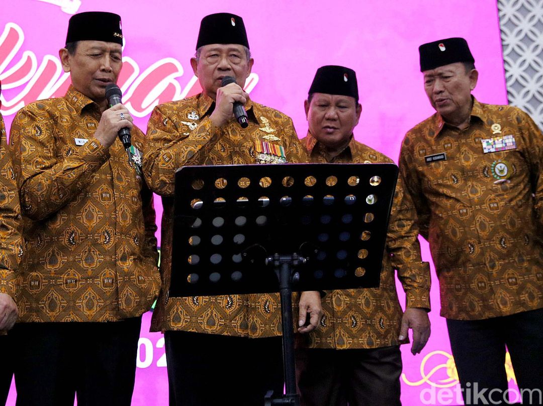Presiden RI Ke-6 Susilo Bambang Yudhoyono, Menteri Pertahanan Letjen (Purn) Prabowo Subianto, Jenderal (Purn) Agum Gumelar dan Marsekal (Purn) Djoko Suyanto, Jenderal (Purn) AM Hendropriyono dan Jenderal (Purn) Wiranto bernyanyi bersama saat ulang tahun ke 64 Persatuan Purnawirawan dan Warakawuri TNI dan Polri (Pepabri) di Wisma Elang Laut, Jakarta Pusat, Selasa (12/9/2023). Mereka menyanyikan lagi koes plus berjudul Manis dan Sayang.
