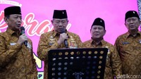 SBY, Wiranto, Agum Gumelar, Prabowo Subianto hingga Hendropriyono menyanyikan lagunya Koes Plus yang berjudul Manis dan Sayang.  
