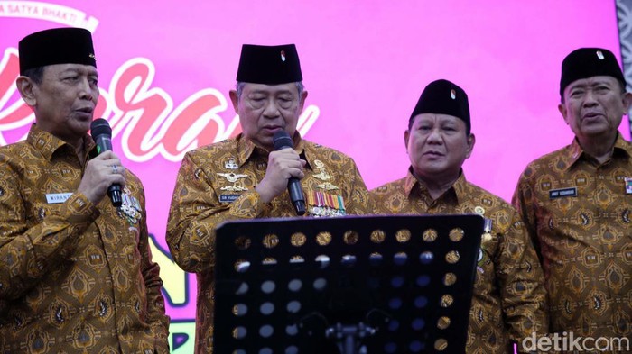 Presiden RI Ke-6 Susilo Bambang Yudhoyono, Menteri Pertahanan Letjen (Purn) Prabowo Subianto, Jenderal (Purn) Agum Gumelar dan Marsekal (Purn) Djoko Suyanto, Jenderal (Purn) AM Hendropriyono dan Jenderal (Purn) Wiranto bernyanyi bersama saat ulang tahun ke 64 Persatuan Purnawirawan dan Warakawuri TNI dan Polri (Pepabri) di Wisma Elang Laut, Jakarta Pusat, Selasa (12/9/2023). Mereka menyanyikan lagi koes plus berjudul Manis dan Sayang.