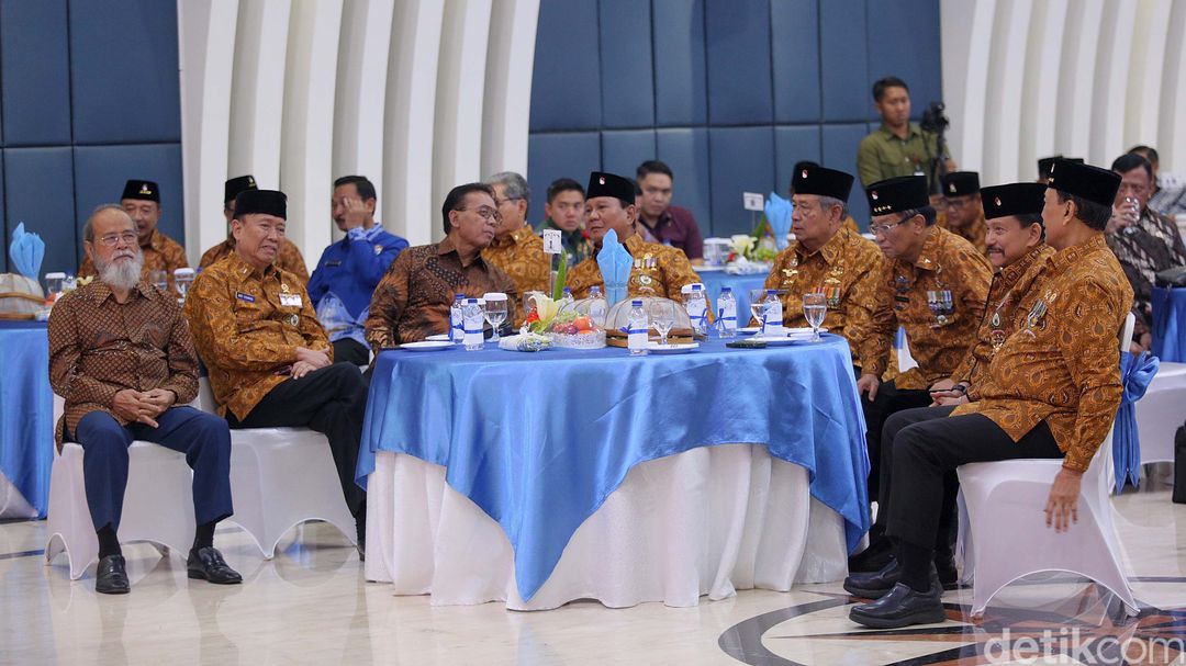 Presiden RI Ke-6 Susilo Bambang Yudhoyono, Menteri Pertahanan Letjen (Purn) Prabowo Subianto, Jenderal (Purn) Agum Gumelar dan Marsekal (Purn) Djoko Suyanto, Jenderal (Purn) AM Hendropriyono dan Jenderal (Purn) Wiranto bernyanyi bersama saat ulang tahun ke 64 Persatuan Purnawirawan dan Warakawuri TNI dan Polri (Pepabri) di Wisma Elang Laut, Jakarta Pusat, Selasa (12/9/2023). Mereka menyanyikan lagi koes plus berjudul Manis dan Sayang.