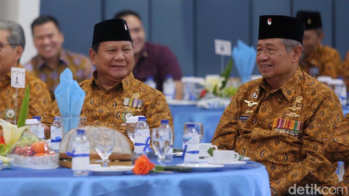 Presiden RI Ke-6 Susilo Bambang Yudhoyono, Menteri Pertahanan Letjen (Purn) Prabowo Subianto, Jenderal (Purn) Agum Gumelar dan Marsekal (Purn) Djoko Suyanto, Jenderal (Purn) AM Hendropriyono dan Jenderal (Purn) Wiranto bernyanyi bersama saat ulang tahun ke 64 Persatuan Purnawirawan dan Warakawuri TNI dan Polri (Pepabri) di Wisma Elang Laut, Jakarta Pusat, Selasa (12/9/2023). Mereka menyanyikan lagi koes plus berjudul Manis dan Sayang.