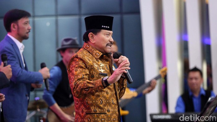 Presiden RI Ke-6 Susilo Bambang Yudhoyono, Menteri Pertahanan Letjen (Purn) Prabowo Subianto, Jenderal (Purn) Agum Gumelar dan Marsekal (Purn) Djoko Suyanto, Jenderal (Purn) AM Hendropriyono dan Jenderal (Purn) Wiranto bernyanyi bersama saat ulang tahun ke 64 Persatuan Purnawirawan dan Warakawuri TNI dan Polri (Pepabri) di Wisma Elang Laut, Jakarta Pusat, Selasa (12/9/2023). Mereka menyanyikan lagi koes plus berjudul Manis dan Sayang.