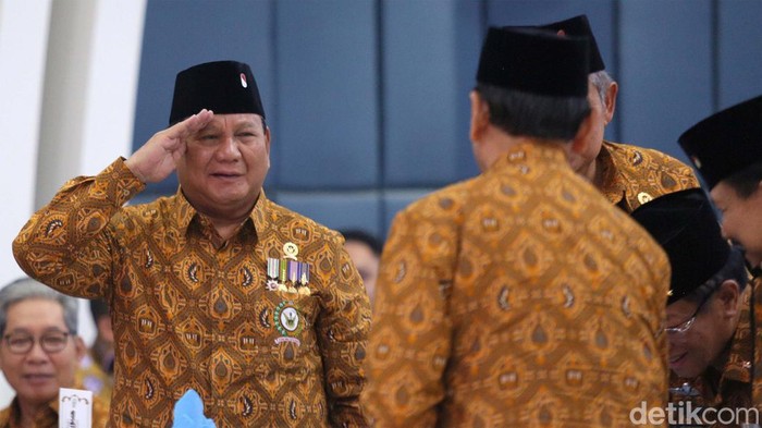 Presiden RI Ke-6 Susilo Bambang Yudhoyono, Menteri Pertahanan Letjen (Purn) Prabowo Subianto, Jenderal (Purn) Agum Gumelar dan Marsekal (Purn) Djoko Suyanto, Jenderal (Purn) AM Hendropriyono dan Jenderal (Purn) Wiranto bernyanyi bersama saat ulang tahun ke 64 Persatuan Purnawirawan dan Warakawuri TNI dan Polri (Pepabri) di Wisma Elang Laut, Jakarta Pusat, Selasa (12/9/2023). Mereka menyanyikan lagi koes plus berjudul Manis dan Sayang.