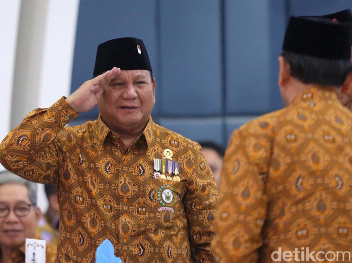 Presiden RI Ke-6 Susilo Bambang Yudhoyono, Menteri Pertahanan Letjen (Purn) Prabowo Subianto, Jenderal (Purn) Agum Gumelar dan Marsekal (Purn) Djoko Suyanto, Jenderal (Purn) AM Hendropriyono dan Jenderal (Purn) Wiranto bernyanyi bersama saat ulang tahun ke 64 Persatuan Purnawirawan dan Warakawuri TNI dan Polri (Pepabri) di Wisma Elang Laut, Jakarta Pusat, Selasa (12/9/2023). Mereka menyanyikan lagi koes plus berjudul Manis dan Sayang.