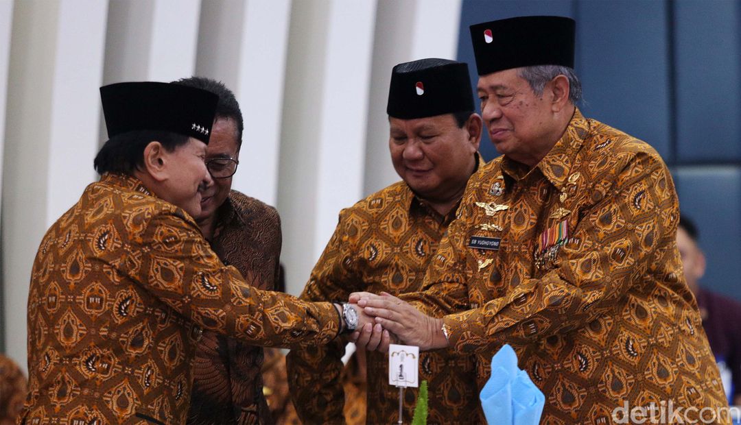 Presiden RI Ke-6 Susilo Bambang Yudhoyono, Menteri Pertahanan Letjen (Purn) Prabowo Subianto, Jenderal (Purn) Agum Gumelar dan Marsekal (Purn) Djoko Suyanto, Jenderal (Purn) AM Hendropriyono dan Jenderal (Purn) Wiranto bernyanyi bersama saat ulang tahun ke 64 Persatuan Purnawirawan dan Warakawuri TNI dan Polri (Pepabri) di Wisma Elang Laut, Jakarta Pusat, Selasa (12/9/2023). Mereka menyanyikan lagi koes plus berjudul Manis dan Sayang.