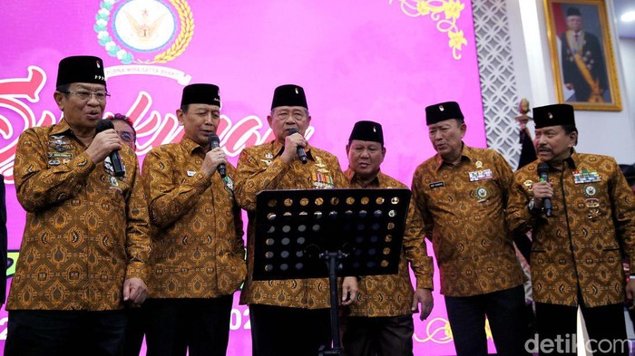 SBY, Wiranto, Prabowo dan Hendropriyono Nyanyi Bareng di HUT Pepabri Presiden RI Ke-6 Susilo Bambang Yudhoyono, Menteri Pertahanan Letjen (Purn) Prabowo Subianto, Jenderal (Purn) Agum Gumelar dan Marsekal (Purn) Djoko Suyanto, Jenderal (Purn) AM Hendropriyono dan Jenderal (Purn) Wiranto bernyanyi bersama saat ulang tahun ke 64 Persatuan Purnawirawan dan Warakawuri TNI dan Polri (Pepabri) di Wisma Elang Laut, Jakarta Pusat, Selasa (12/9/2023). Mereka menyanyikan lagi koes plus berjudul Manis dan Sayang.