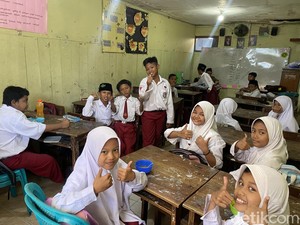 Miris! Bangunan SD di Surabaya Ini Rusak, Siswa Belajar Gantian Kelas