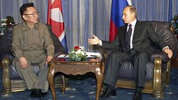 Pada 23 Agustus 2002, Putin menyambut pemimpin Korea Utara kala itu Kim Jong Il. Pertemuan ini dilakukan di Vladivostok, Rusia. AP Photo/Alexander Zemlianichenko