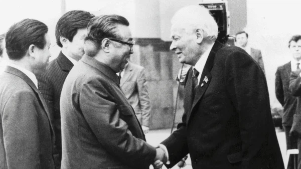 Sejarah Pertemuan Pemimpin Korut dan Rusia dalam Bingkai Foto