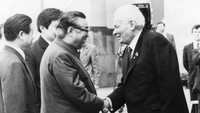 Pemimpin Korea Utara Kim Il Sung berjabat tangan dengan Konstantin Chernenko yang merupakan Sekretaris Jenderal Patai Komunis Uni Soviet di Moscow pada 23 Mei 1984. Korean Central News Agency/Korea News Service via AP