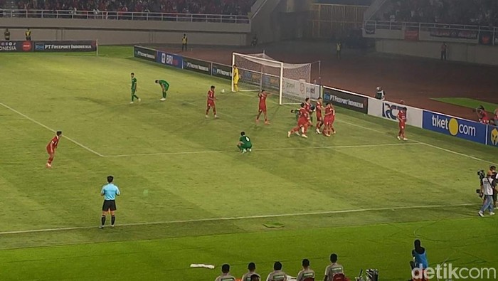 Selebrasi pemain Timnas Indonesia U-23 usai mengalahkan Timnas Turkmenistan U-23 di Stadion Manahan Solo, Selasa (12/9/2023) malam.