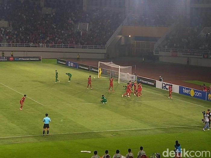 Selebrasi pemain Timnas Indonesia U-23 usai mengalahkan Timnas Turkmenistan U-23 di Stadion Manahan Solo, Selasa (12/9/2023) malam.