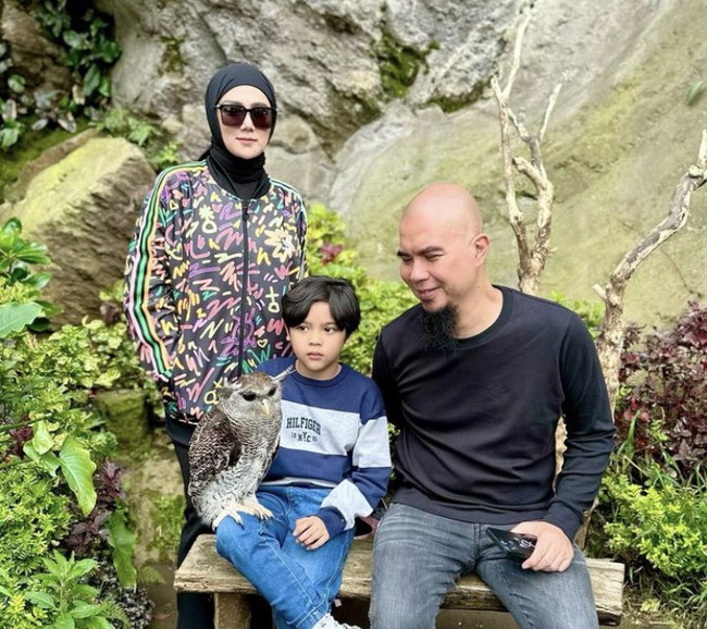 Perselingkuhan Ahmad Dani dan Mulan Jameela merupakan salah satu kasus yang menggemparkan publik pada masanya. Mulan yang tergabung dalam grup vokal bersama Maia Estianti, istri Ahmad Dani, dituding menjadi orang ketiga. Kini Ahmad Dani dan Mulan Jameela sudah menjalani kehidupan pernikahan selama satu dekade lebih. Sementara itu, Maia Estianti juga sudah memiliki kehidupan baru bersama sang suami, Irwan Mussry. Foto: Instagram