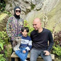 Perselingkuhan Ahmad Dani dan Mulan Jameela merupakan salah satu kasus yang menggemparkan publik pada masanya. Mulan yang tergabung dalam grup vokal bersama Maia Estianti, istri Ahmad Dani, dituding menjadi orang ketiga. Kini Ahmad Dani dan Mulan Jameela sudah menjalani kehidupan pernikahan selama satu dekade lebih. Sementara itu, Maia Estianti juga sudah memiliki kehidupan baru bersama sang suami, Irwan Mussry. Foto: Instagram