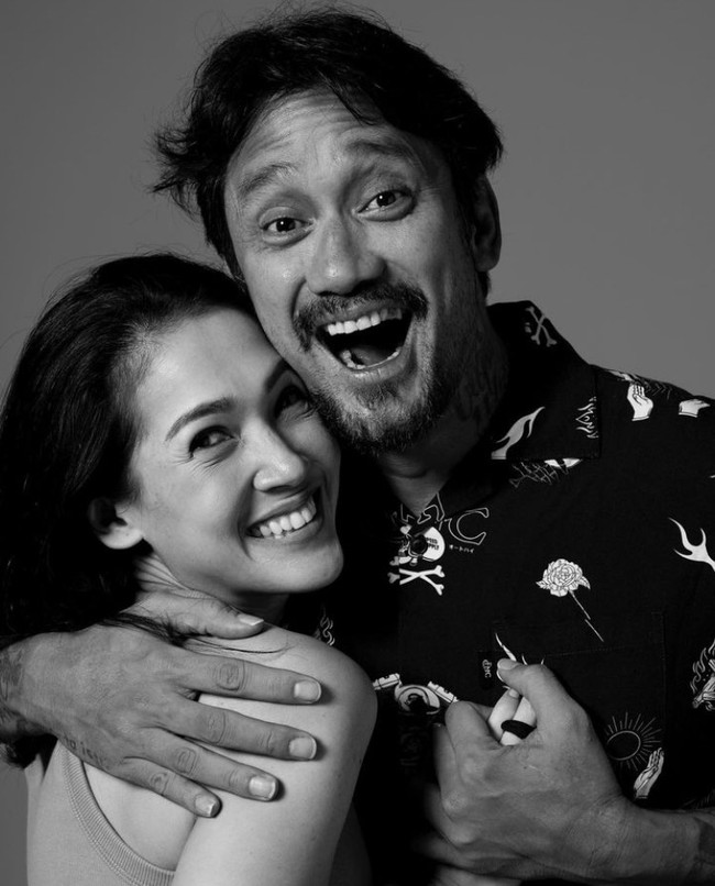 Rumah tangga Tora Sudiro dan Anggraini yang telah dikaruniai dua orang anak tak berjalan langgeng. Aktor dan komedian ini dikabarkan selingkuh dengan Mike Amalia, teman mainnya di Extravaganza. Tora Sudiro bercerai pada Januari 2009. Sedangkan Mieke sudah lebih dulu cerai pada 2006. Tora dan Mike menikah pada Desember 2009. Foto: Instagram