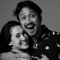 Rumah tangga Tora Sudiro dan Anggraini yang telah dikaruniai dua orang anak tak berjalan langgeng. Aktor dan komedian ini dikabarkan selingkuh dengan Mike Amalia, teman mainnya di Extravaganza. Tora Sudiro bercerai pada Januari 2009. Sedangkan Mieke sudah lebih dulu cerai pada 2006. Tora dan Mike menikah pada Desember 2009. Foto: Instagram