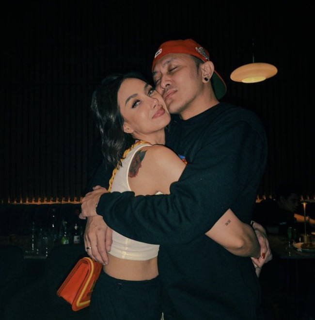 Saat masih menjadi suami Yulia Rahman, Demian Aditya kepergok selingkuh dengan Sarah Wijayanto. Setelah resmi bercerai pada Februari 2013, Demian dan Sarah melangsungkan pernikahan pada Mei 2014. Hngga kini rumah tangga pasangan yang belum memiliki anak itu berlangsung harmonis. Foto: Instagram