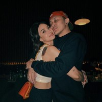 Saat masih menjadi suami Yulia Rahman, Demian Aditya kepergok selingkuh dengan Sarah Wijayanto. Setelah resmi bercerai pada Februari 2013, Demian dan Sarah melangsungkan pernikahan pada Mei 2014. Hngga kini rumah tangga pasangan yang belum memiliki anak itu berlangsung harmonis. Foto: Instagram