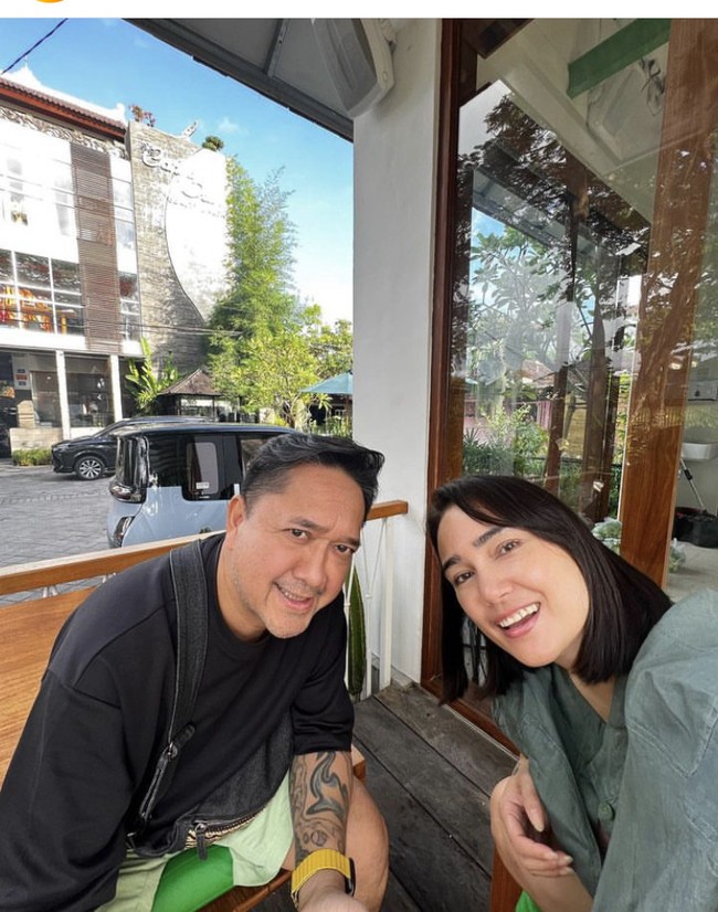 Penyanyi Franky Sihombing terlibat skandal perselingkuhan dengan artis Feby Febiola, saat dirinya masih berstatus sebagai suami wanita lain, Luciana Nova Putong. Franky cerai dari Luciana pada 2015. Pada 2016, Feby Febiola dinikahi Franky Sihombing. Foto: Instagram