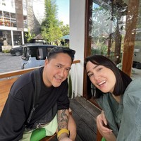 Penyanyi Franky Sihombing terlibat skandal perselingkuhan dengan artis Feby Febiola, saat dirinya masih berstatus sebagai suami wanita lain, Luciana Nova Putong. Franky cerai dari Luciana pada 2015. Pada 2016, Feby Febiola dinikahi Franky Sihombing. Foto: Instagram