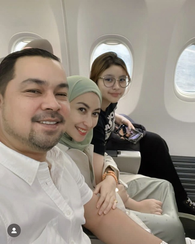 Sebelum menikah dengan Sultan Djorgi, Annisa Trihapsari adalah mantan istri Adji Pangestu. Annisa dan Adjie bercerai pada 2002. Hancurnya hubungan rumah tangga yang sudah berjalan tiga tahun ini pun, disinyalir karena Annisa Trihapsari berselingkuh dengan Sultan Djorgi. Annisa dan Sultan Djorgi menikah pada 2007. Annisa juga diketahui pernah menjadi istri Arie Sigit, cucu Presiden Soeharto. Foto: Instagram