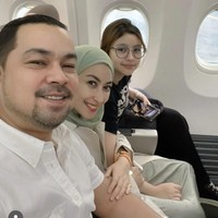 Sebelum menikah dengan Sultan Djorgi, Annisa Trihapsari adalah mantan istri Adji Pangestu. Annisa dan Adjie bercerai pada 2002. Hancurnya hubungan rumah tangga yang sudah berjalan tiga tahun ini pun, disinyalir karena Annisa Trihapsari berselingkuh dengan Sultan Djorgi. Annisa dan Sultan Djorgi menikah pada 2007. Annisa juga diketahui pernah menjadi istri Arie Sigit, cucu Presiden Soeharto. Foto: Instagram