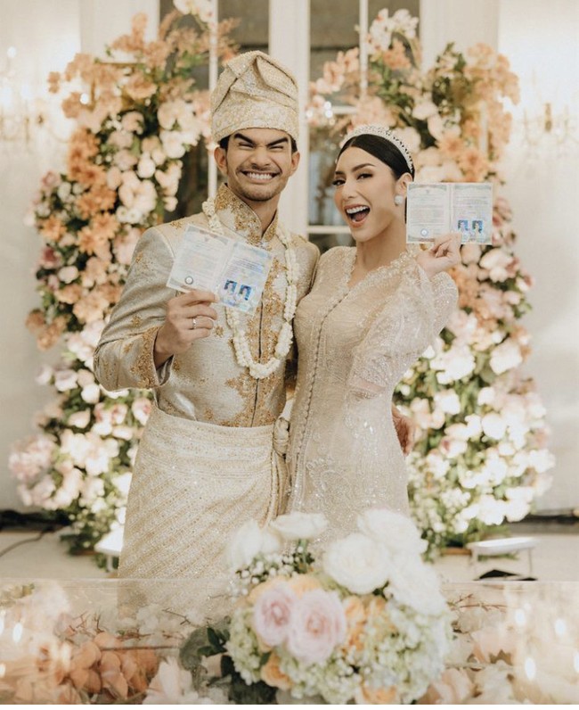 Mantan istri Tengku Tezi, Danisa Khairiyah mengungkap kabar perselingkuhan suaminya dengan Tyas. Tengku Tezi cerai dari Danisa pada 2021. Dia kemudian menikahi Tyas Mirasih pada Agustus 2023. Sementara itu, Danisa Khairiyah juga sudah menemukan pria lain. Foto: Instagram