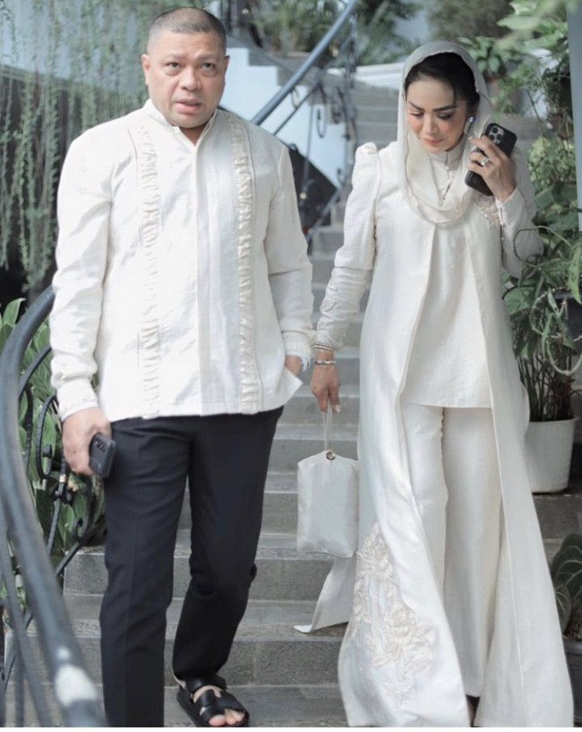 Krisdayanti dan Raul Lemos menikah setelah keduanya resmi bercerai dari pasangan masing-masing. Namun, sebelumnya perselingkuhan Krisdayanti ini sempat menggemparkan publik, karena statusnya yang masih menjadi istri Anang Hermansyah. Foto: Instagram