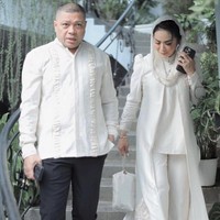 Krisdayanti dan Raul Lemos menikah setelah keduanya resmi bercerai dari pasangan masing-masing. Namun, sebelumnya perselingkuhan Krisdayanti ini sempat menggemparkan publik, karena statusnya yang masih menjadi istri Anang Hermansyah. Foto: Instagram