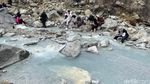 Sensasi Berendam Air Panas di Kawah Ratu Gunung Salak Bogor