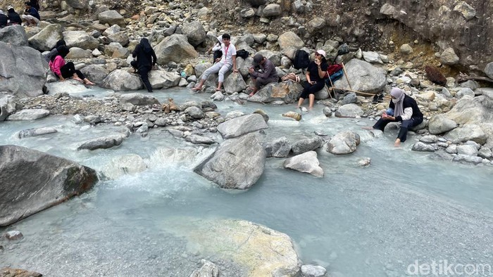 Berendam air panas menjadi salah satu cara menghilangkan lelah dan stres. Apalagi kalau berendamnya dengan pemandangan alam yang luar biasa seperti Kawah Ratu.
