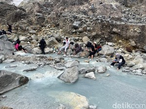 Harga Tiket Masuk Gunung Salak, Jalur Pendakian, dan Kisah Mistisnya