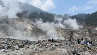 Sesampainya di kawah, pengunjung akan disambut oleh kepulan asap yang keluar dari mulut kawah dan aroma khas belerang yang kuat. Situasi ini yang kerap diburu wisatawan untuk berfoto. Mengingat kawah yang masih aktif, demi keamanan dan kenyamanan pengunjung agar tidak terlalu dekat dengan bibir kawah.